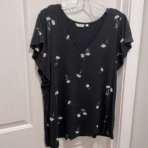 Women’s xxl short sleeve knit blouse in black with Daisy’s.